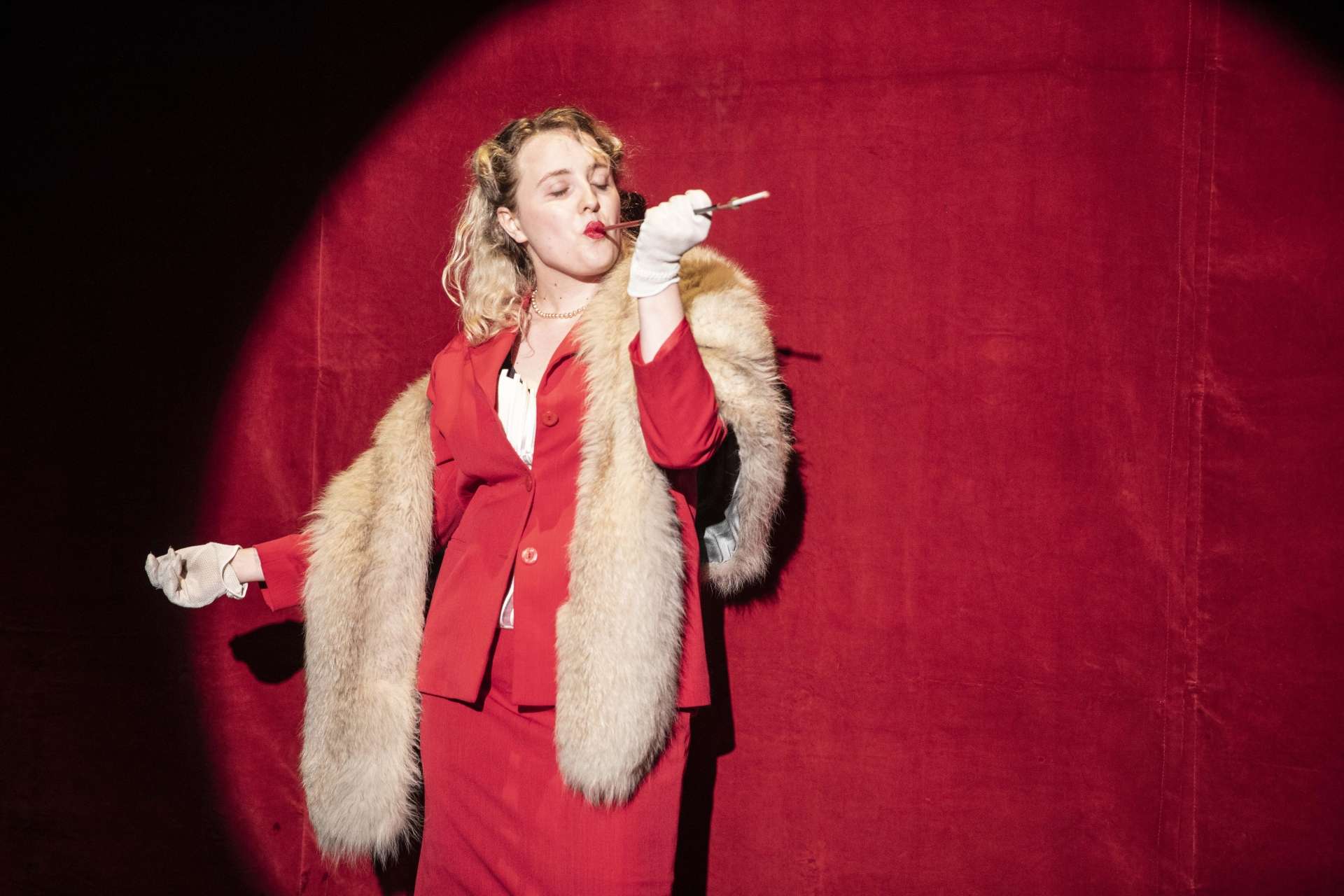 actrice fond rouge costume cabaret aurelie debuire groupe 48