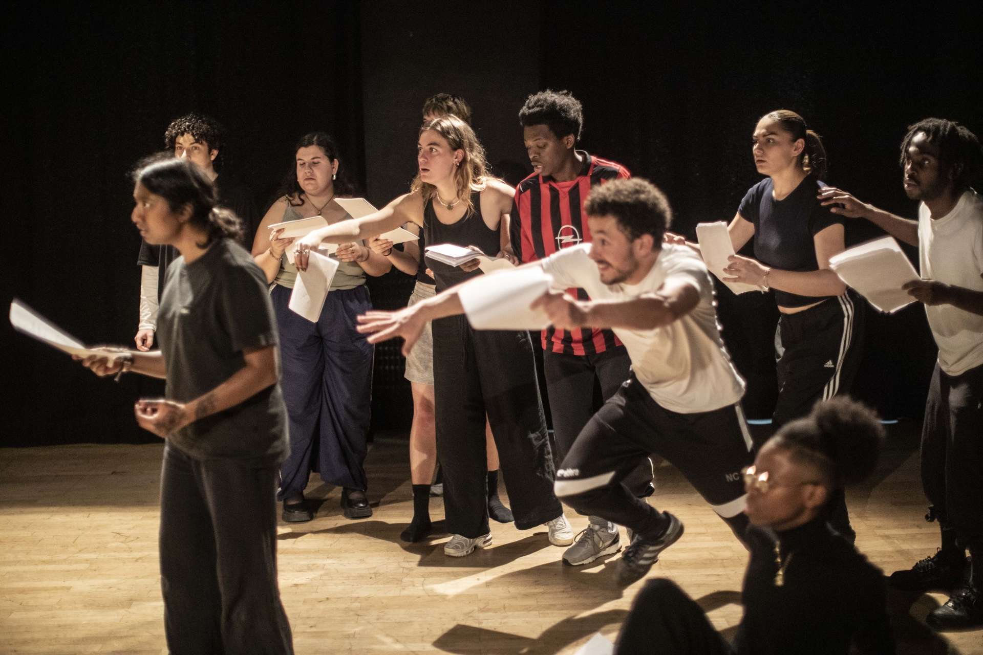 Groupe 50 élèves en atelier jeu avec Emmanuel Matte photo Jean-Louis Fernandez groupe de personnes debout texte à la main en exercice d'interpretation