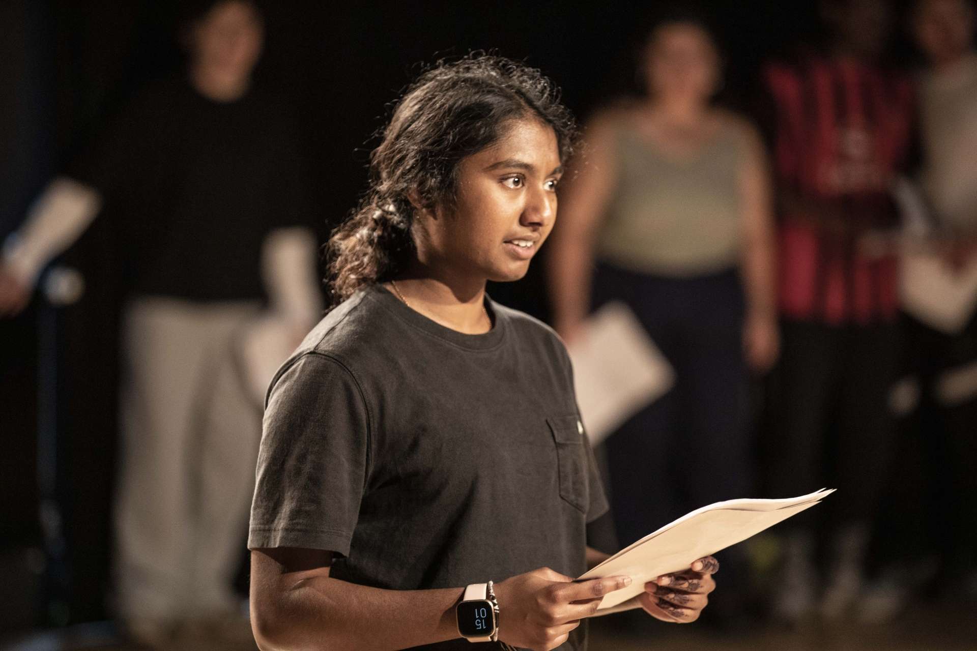 Groupe 50 élèves en atelier jeu avec Emmanuel Matte photo Jean-Louis Fernandez une personnes cadrée serrée texte à la main concentrée