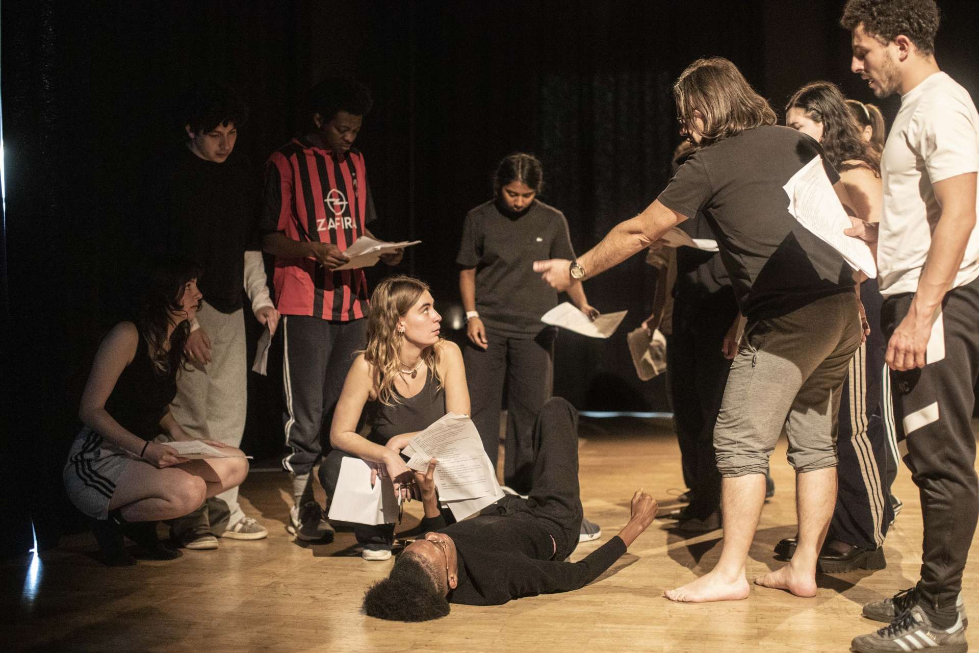 Groupe 50 élèves en atelier jeu avec Emmanuel Matte photo Jean-Louis Fernandez groupe de personnes debout et au sol textes à la main en exercice d'interpretation