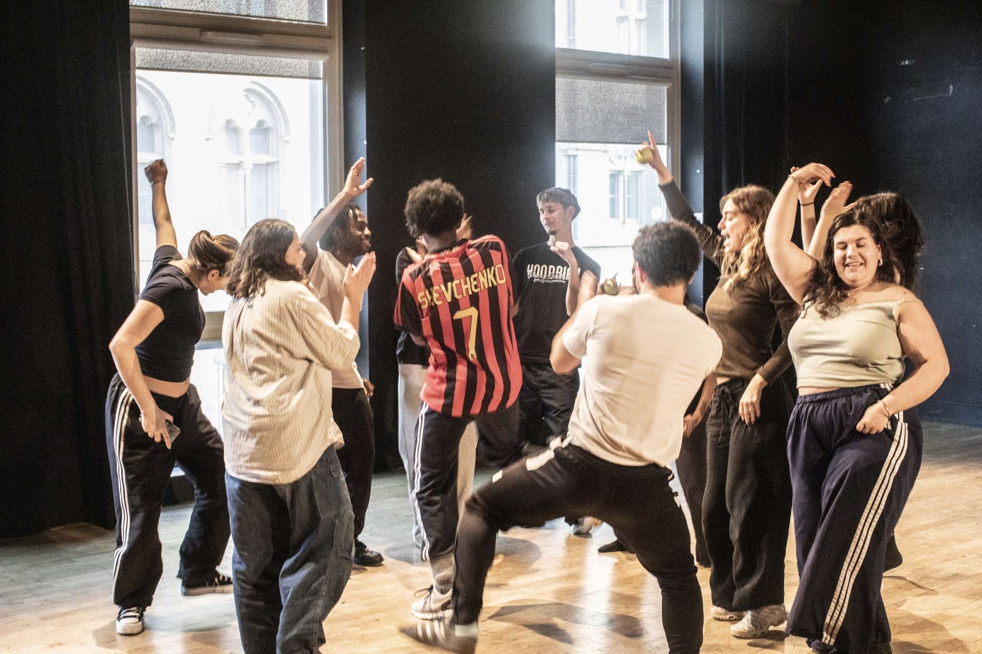 Groupe 50 élèves en atelier jeu avec Emmanuel Matte photo jean-louis fernandez plusieurs personnes debout en mouvement